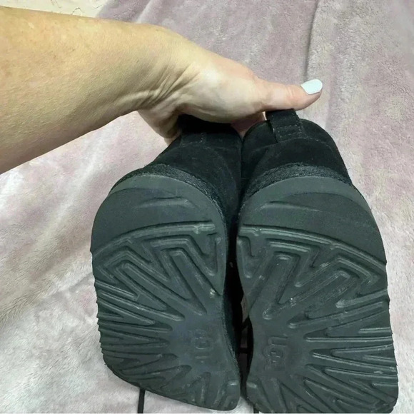 UGG Kid’s Neumel Chopd Classic Lace Up Suede Boot in Black - Big Kids 4 - Picture 12 of 16